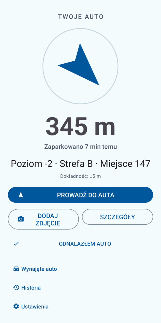 Ekran aplikacji Whericar: strzałka i odległość do zaparkowanego auta